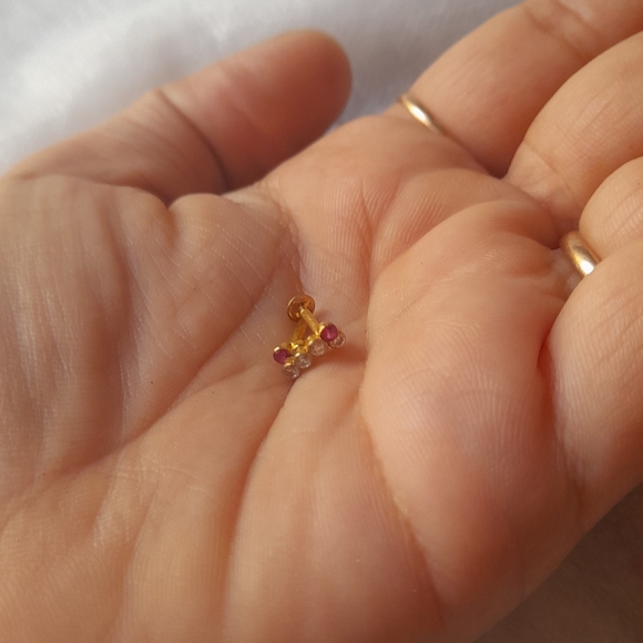 Beautiful new 😍 shaining stone studs - Picture 4 of 6